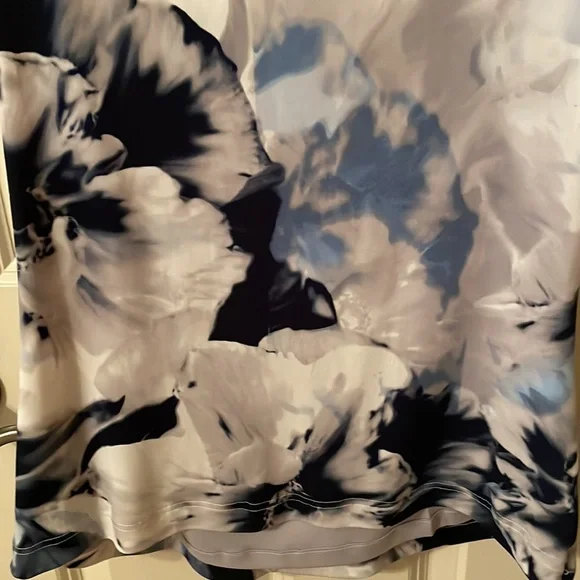 A Pretty Calvin Klein Top! - Picture 12 of 12